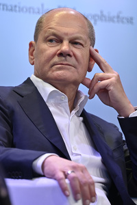 Axel Honneth und Olaf Scholz auf der phil.Cologne 2023 in Köln