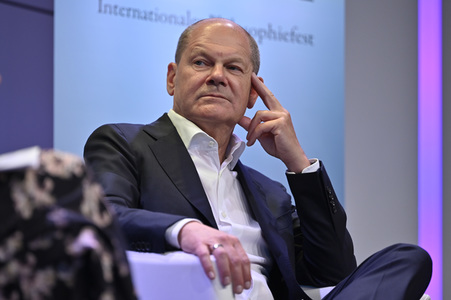 Axel Honneth und Olaf Scholz auf der phil.Cologne 2023 in Köln