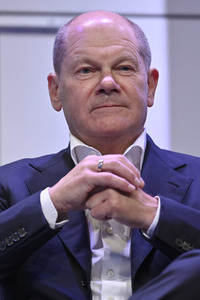 Axel Honneth und Olaf Scholz auf der phil.Cologne 2023 in Köln