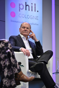 Axel Honneth und Olaf Scholz auf der phil.Cologne 2023 in Köln