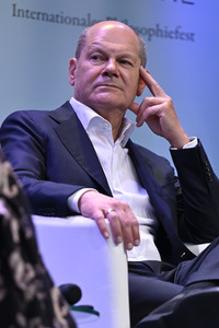 Axel Honneth und Olaf Scholz auf der phil.Cologne 2023 in Köln