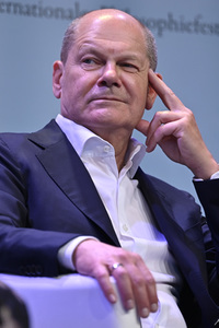 Axel Honneth und Olaf Scholz auf der phil.Cologne 2023 in Köln