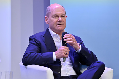 Axel Honneth und Olaf Scholz auf der phil.Cologne 2023 in Köln