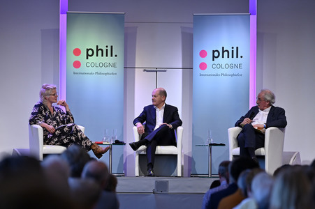 Axel Honneth und Olaf Scholz auf der phil.Cologne 2023 in Köln