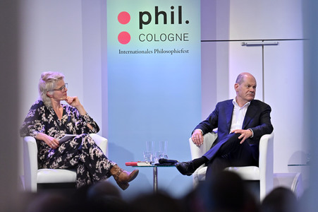Axel Honneth und Olaf Scholz auf der phil.Cologne 2023 in Köln