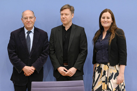 Bundespressekonferenz Wahlrechtsform - Kritik und rechtliche Schritte der Linken in Berlin