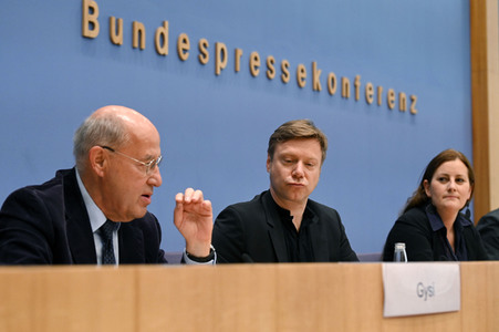 Bundespressekonferenz Wahlrechtsform - Kritik und rechtliche Schritte der Linken in Berlin