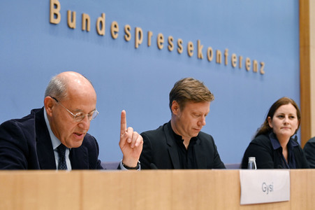 Bundespressekonferenz Wahlrechtsform - Kritik und rechtliche Schritte der Linken in Berlin
