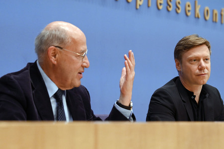 Bundespressekonferenz Wahlrechtsform - Kritik und rechtliche Schritte der Linken in Berlin