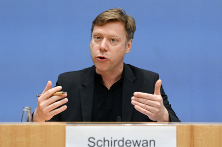 Bundespressekonferenz Wahlrechtsform - Kritik und rechtliche Schritte der Linken in Berlin