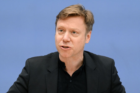 Bundespressekonferenz Wahlrechtsform - Kritik und rechtliche Schritte der Linken in Berlin