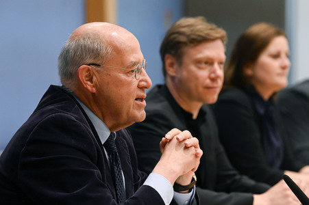 Bundespressekonferenz Wahlrechtsform - Kritik und rechtliche Schritte der Linken in Berlin