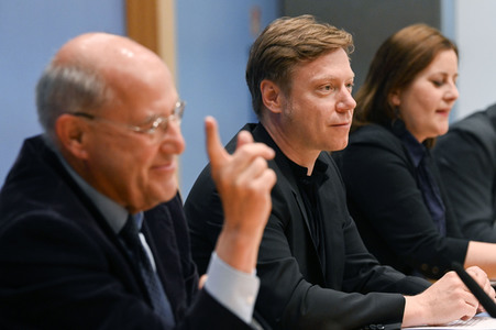 Bundespressekonferenz Wahlrechtsform - Kritik und rechtliche Schritte der Linken in Berlin