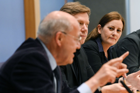 Bundespressekonferenz Wahlrechtsform - Kritik und rechtliche Schritte der Linken in Berlin