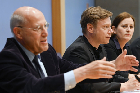 Bundespressekonferenz Wahlrechtsform - Kritik und rechtliche Schritte der Linken in Berlin