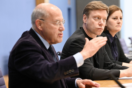 Bundespressekonferenz Wahlrechtsform - Kritik und rechtliche Schritte der Linken in Berlin
