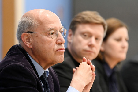 Bundespressekonferenz Wahlrechtsform - Kritik und rechtliche Schritte der Linken in Berlin