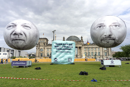 Aktion zur Einhaltung des Koalitionsvertrags in Berlin