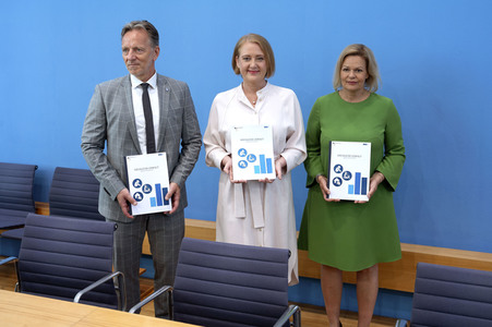 Bundespressekonferenz Lagebild häusliche Gewalt und Start der Studie LeSuBia in Berlin