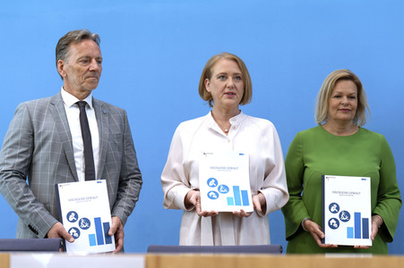 Bundespressekonferenz Lagebild häusliche Gewalt und Start der Studie LeSuBia in Berlin