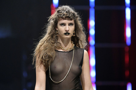 Rebekka Ruetz Fashion Show auf der Berlin Fashion Week S/S 2024