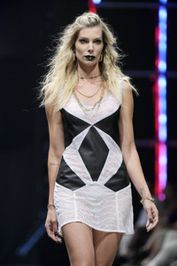 Rebekka Ruetz Fashion Show auf der Berlin Fashion Week S/S 2024