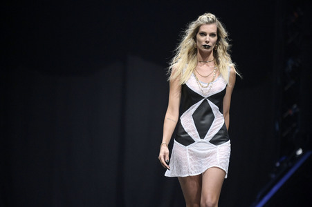 Rebekka Ruetz Fashion Show auf der Berlin Fashion Week S/S 2024