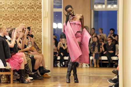 Namilia Fashion Show auf der Berlin Fashion Week S/S 2024