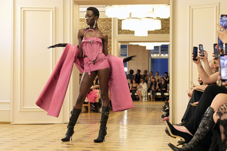 Namilia Fashion Show auf der Berlin Fashion Week S/S 2024