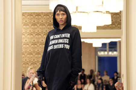 Namilia Fashion Show auf der Berlin Fashion Week S/S 2024