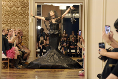 Namilia Fashion Show auf der Berlin Fashion Week S/S 2024