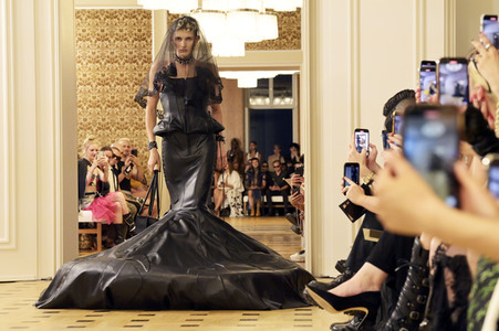 Namilia Fashion Show auf der Berlin Fashion Week S/S 2024