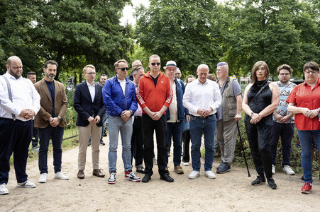 Kranzniederlegung zum CSD-Gedenken in Berlin