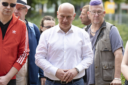 Kranzniederlegung zum CSD-Gedenken in Berlin