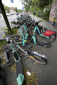 Symbolfoto blockierte Gehwege