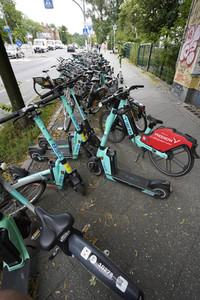 Symbolfoto blockierte Gehwege