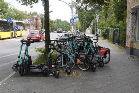 Symbolfoto blockierte Gehwege