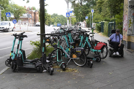 Symbolfoto blockierte Gehwege