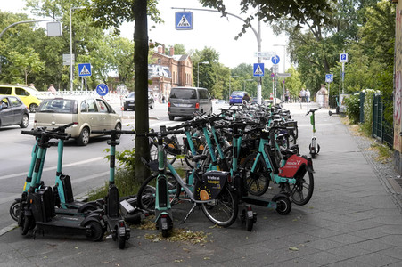 Symbolfoto blockierte Gehwege