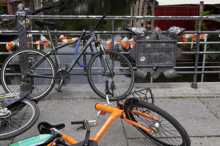 Symbolfoto blockierte Gehwege