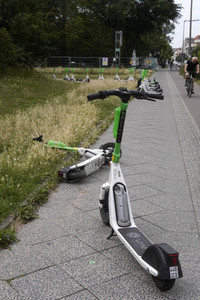Symbolfoto blockierte Gehwege