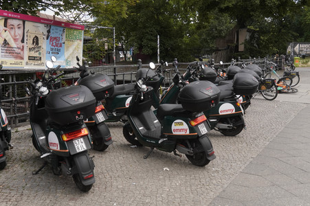 Symbolfoto blockierte Gehwege