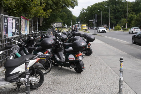 Symbolfoto blockierte Gehwege