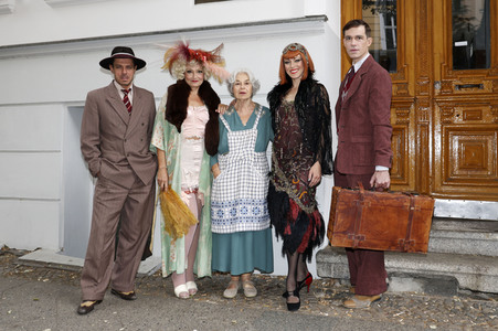 Historische Stadtrundfahrt mit dem Cast von 'Cabaret - Das Musical' in Berlin
