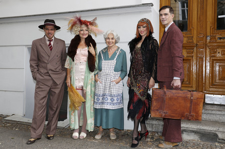 Historische Stadtrundfahrt mit dem Cast von 'Cabaret - Das Musical' in Berlin