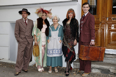 Historische Stadtrundfahrt mit dem Cast von 'Cabaret - Das Musical' in Berlin