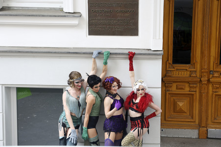 Historische Stadtrundfahrt mit dem Cast von 'Cabaret - Das Musical' in Berlin
