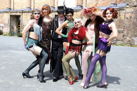 Historische Stadtrundfahrt mit dem Cast von 'Cabaret - Das Musical' in Berlin