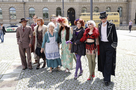 Historische Stadtrundfahrt mit dem Cast von 'Cabaret - Das Musical' in Berlin