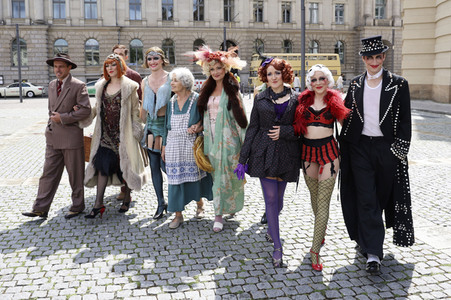 Historische Stadtrundfahrt mit dem Cast von 'Cabaret - Das Musical' in Berlin